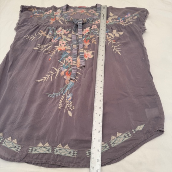 Johnny Was Short Sleeve Gray Pull-Over Shirt Colorful Embroidered Flowers Medium - Picture 13 of 14